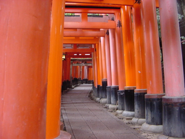 どこまでもつづく赤い鳥居・伏見稲荷大社、お稲荷さんの総本山、京都