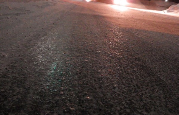 一見濡れている路面に見えますが、路面には薄い氷の層があります。これがブラックアイスバーン
