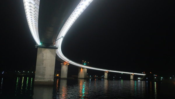 橋の下側がライトアップされる珍しい【牛深 ハイヤ大橋】熊本県